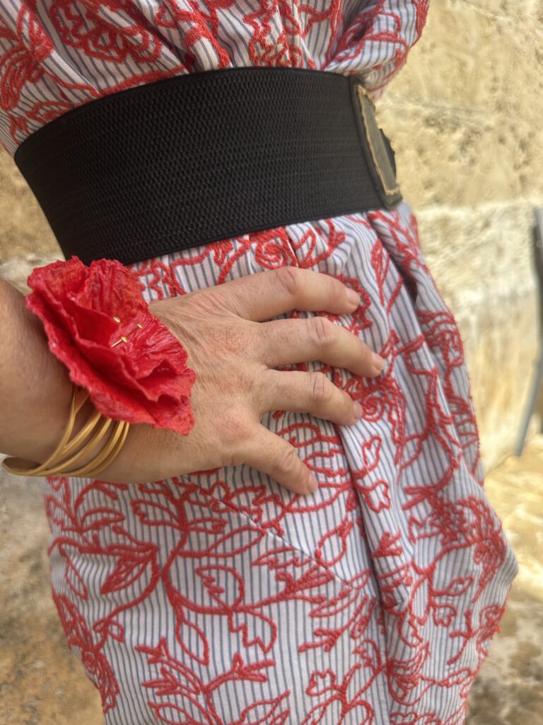Bracelet Sfoglia rouge Papavero en papier mâché porté au poignet
